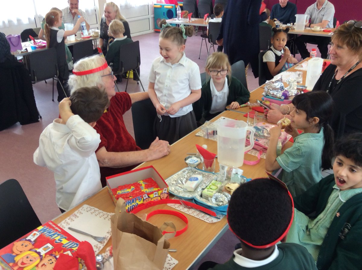 NET_LattonGreen's tweet image. Today Year 2 were lucky enough to spend their lunchtime eating and making new friends with the elderly at @salvationarmyuk .They then enjoyed comparing and sharing their favourite hobbies together as part of their history topic! #NETacademies #salvationarmy #hobbies #community