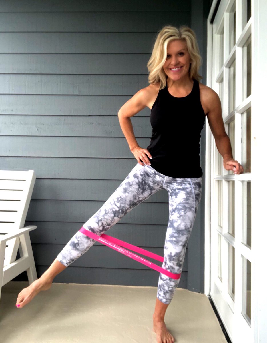 FitFabFor's tweet image. ➡️Best🍑 #booty #hotel workout 👍with my favorite @DynaProDirect resistance bands! Link for full #workout ➡️ fitfabforever.com/2018/05/02/hot… #summerbody #FitnessGirl #fitnesslifestyle #Traveller #personaltrainer #loseweight