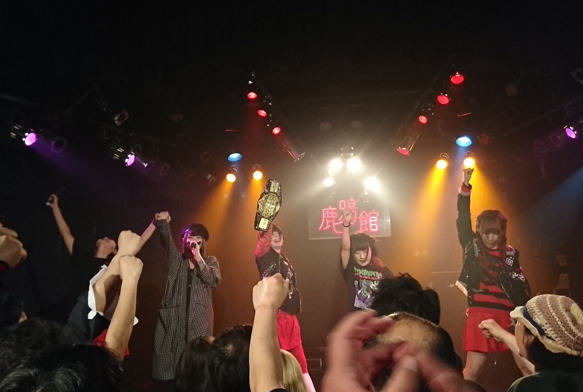 HiDE0511_PUNX's tweet photo. 今日も熱いライブで疲労困憊(><)🎶さすがチャンピオンのステージでしたw
新規も久々に見てくれた人も楽しかったって言ってたし、また見に来てくれるといいな✨
音源💿ゲット出来たので家に帰っても爆裂しちゃうよねww🔥👊
#爆裂女子
#YuraSmile
#凛茶魔
#iwm2018 https://t.co/3m9tD2kcvO