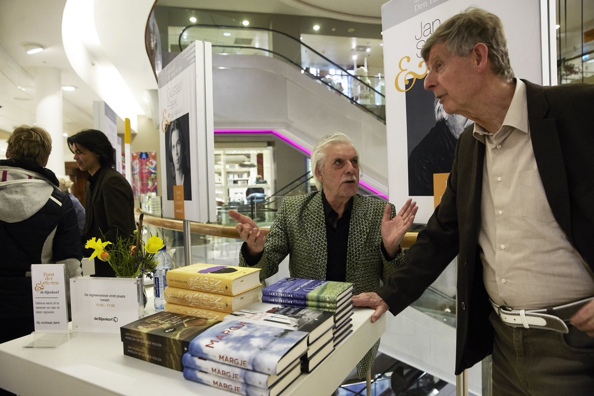 FD_Nieuws's tweet photo. AKO gaat boeken in de Bijenkorf verkopen https://t.co/EBrnpuLhyk https://t.co/39ua1lBpbt