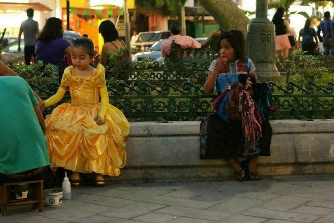 elnegrodanoche's tweet photo. Dos princesas, diferentes cuentos... https://t.co/M4AOhXCO88