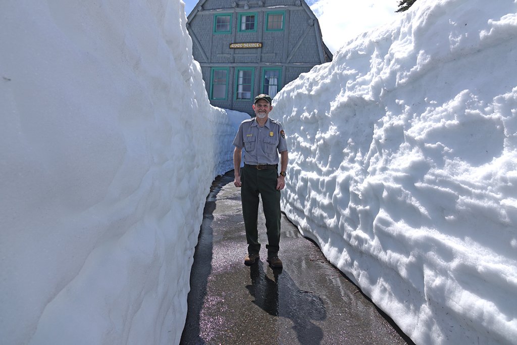 MountRainierNPS's tweet photo. There's still a bit of snow at Paradise, but rangers Daniel and Sarah were at the Paradise Wilderness Information Center yesterday getting ready for your summer visit. #Gotsnow? #MRNP #NPS -pw https://t.co/qzQw9xgthQ