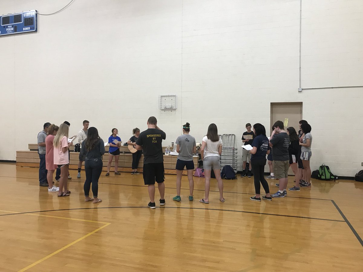 FindlayHS_FCA's tweet photo. Great morning gathering for the #NationalDayOfPrayer @FindlayHS today! Thanks to @gatewayepc for providing the music 🎶 and @cedarcreektv for providing the doughnuts 🍩 and speaker 👩🏽. https://t.co/1icmVXN5ai