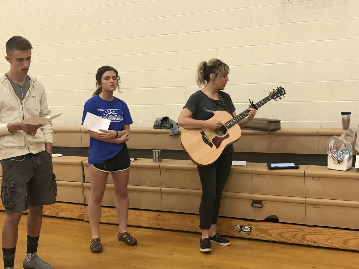 FindlayHS_FCA's tweet photo. Great morning gathering for the #NationalDayOfPrayer @FindlayHS today! Thanks to @gatewayepc for providing the music 🎶 and @cedarcreektv for providing the doughnuts 🍩 and speaker 👩🏽. https://t.co/1icmVXN5ai