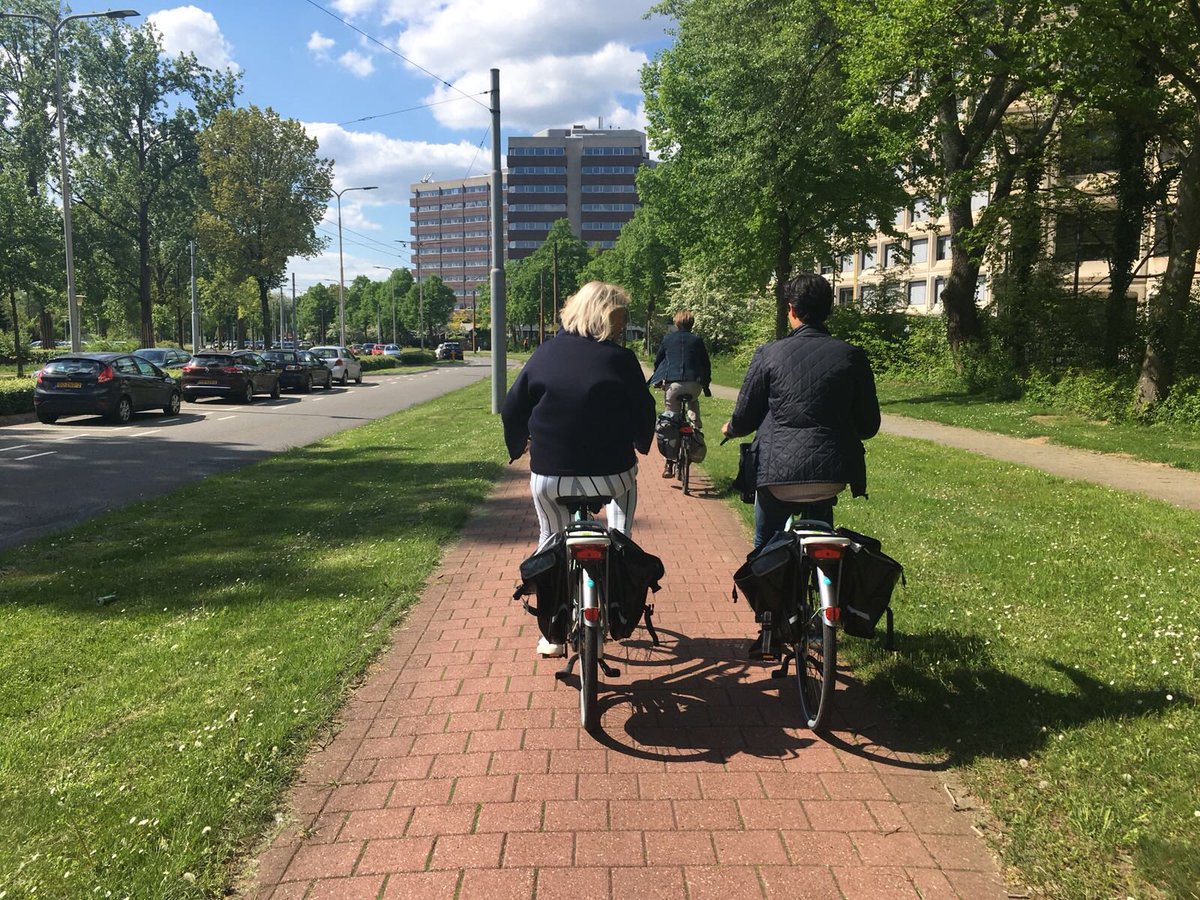 In #Arnhem hebben bewoners meer invloed op hun eigen buurt gekregen dankzij ‘Van Wijken Weten’. Vandaag in Rijkerswoerd, Kronenburg en Vredenburg gezien hoe gaaf dat kan zijn! Dank Paul, Bianca en Bart voor dit leerzame #werkbezoek #D66