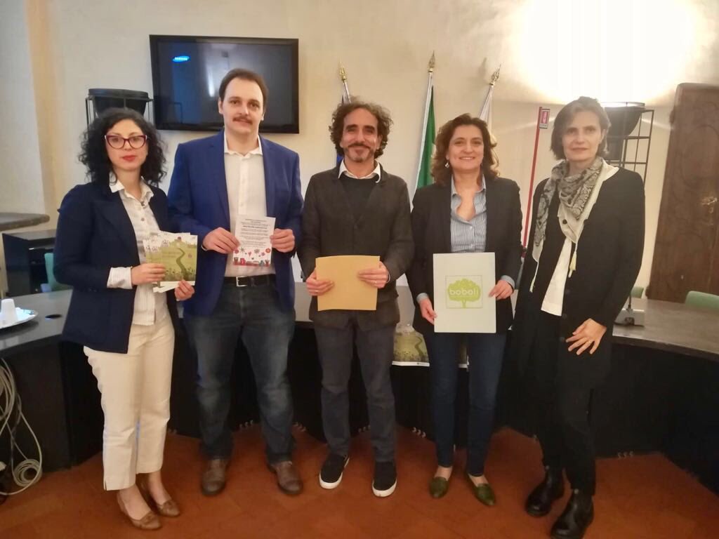 Alessia_Bettini's tweet image. Domenica #viaRomana chiusa al traffico per una giornata all'insegna del verde. Tra le iniziative il concorso per il balcone fiorito più bello..Dai balconi fioriti alla street art, dallo shooting fotografico alla mostra mercato di #fiori sarà una giornata da vivere a piedi 😀🌿🌸