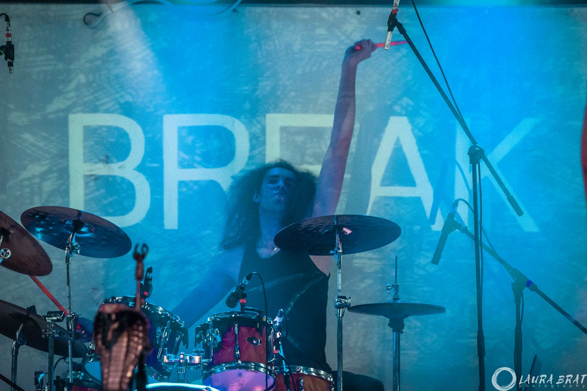 BetweenColorsRO's tweet photo. Mihai is already warming up his feet for our next show, in Rock Halle, Constanta! He's so #fab! 😂
📷 @laura_brat

#drummer #simulacrum #nationaltour #tour #live #concertphotography #break #constanta #rockhalle #byhb #metalcore #numetal #industrial #snek #snake #letsgetnuts #woo https://t.co/LxFe9G0PGs