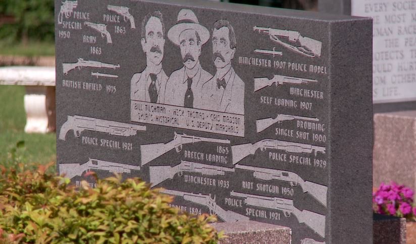FNBMWC's tweet photo. This week is extra special because we are showcasing a non-profit in our #SideHustleSeries: the Oklahoma Law Enforcement Memorial!
Come see a representative from the OKLEM, learn more, and even donate tomorrow at FNB's main bank.
Learn more: https://t.co/JtJUshkpjs https://t.co/n7J9jNAZV2
