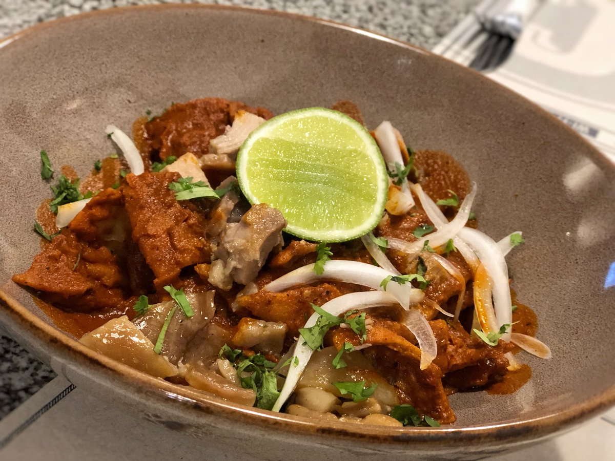 Chilaquiles colorados (chile guajillo y árbol), con carnitas y cueritos en <a href="/comalcocina/">Comal Cocina Antojo</a>. ¡Hasta se me antojó estar cruda! 🤤👌🏻

#EnElComal #Puebla.