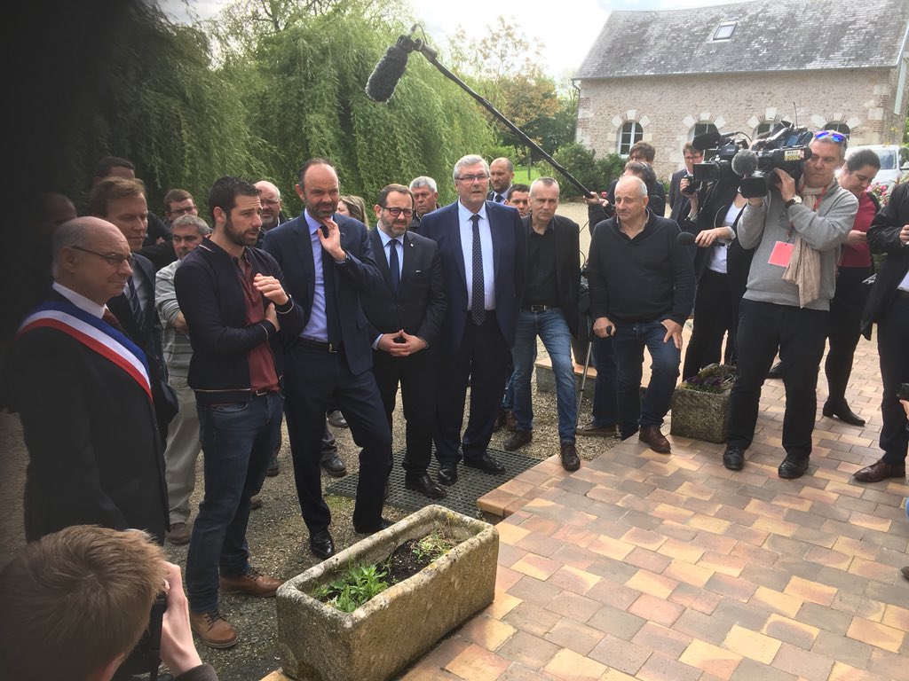 FCBDeputeduCher's tweet photo. Merci à la famille Lyon d’avoir accueilli @EPhilippePM dans son exploitation pour une rencontre avec les Agriculteurs du Pays-Fort avec qui j’ai expliqué au 1er Ministre que la sortie du zonage ICHN est injustifiée & inacceptable !
#MatignonCher #Berry #Cher #PaysFort #ICHN #ZDS https://t.co/NnEJ78XqEs
