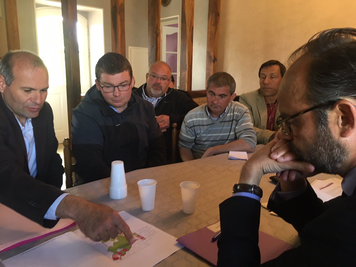 FCBDeputeduCher's tweet photo. Merci à la famille Lyon d’avoir accueilli @EPhilippePM dans son exploitation pour une rencontre avec les Agriculteurs du Pays-Fort avec qui j’ai expliqué au 1er Ministre que la sortie du zonage ICHN est injustifiée & inacceptable !
#MatignonCher #Berry #Cher #PaysFort #ICHN #ZDS https://t.co/NnEJ78XqEs