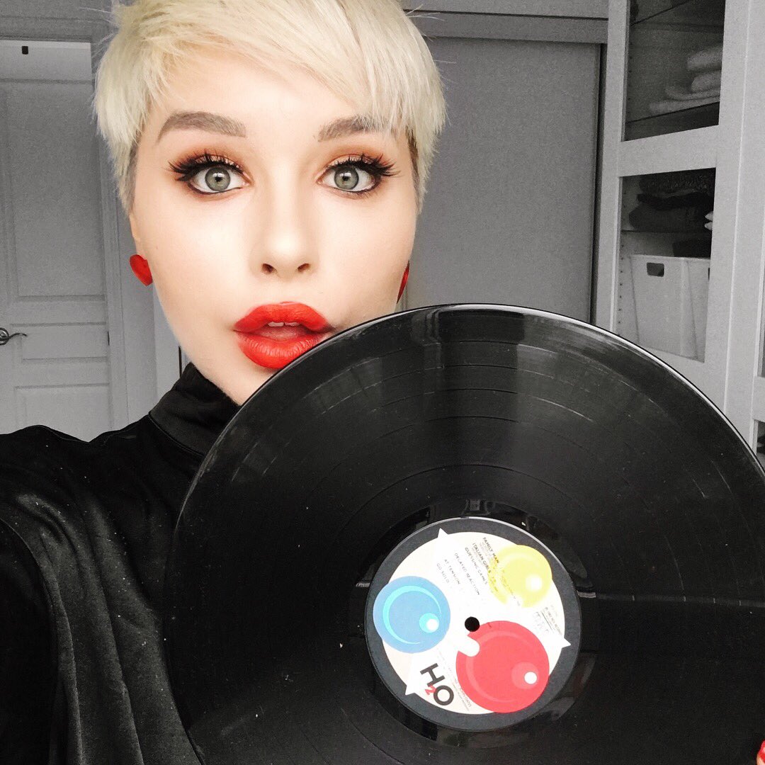 commandsisters's tweet photo. When you finally get your hands on a @hallandoates record 
😭😭😭❤️❤️❤️ #LivingMyBestLife #HallandOatesForever https://t.co/04yqBQJFpk