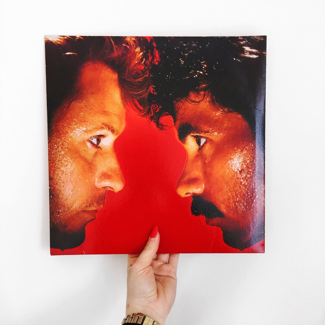 commandsisters's tweet photo. When you finally get your hands on a @hallandoates record 
😭😭😭❤️❤️❤️ #LivingMyBestLife #HallandOatesForever https://t.co/04yqBQJFpk
