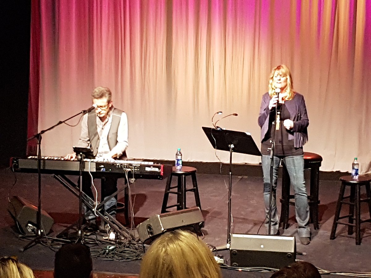 BruceCairns_TC's tweet photo. Loving an amazing song &amp; story session from @carterrobertson &amp; @BarnyRobertson at @countrymusichof  #VisitTheUSA #USAMegaFam @visitmusiccity @BrandUSA 🎤🇺🇸 https://t.co/DZRVPYSMtL
