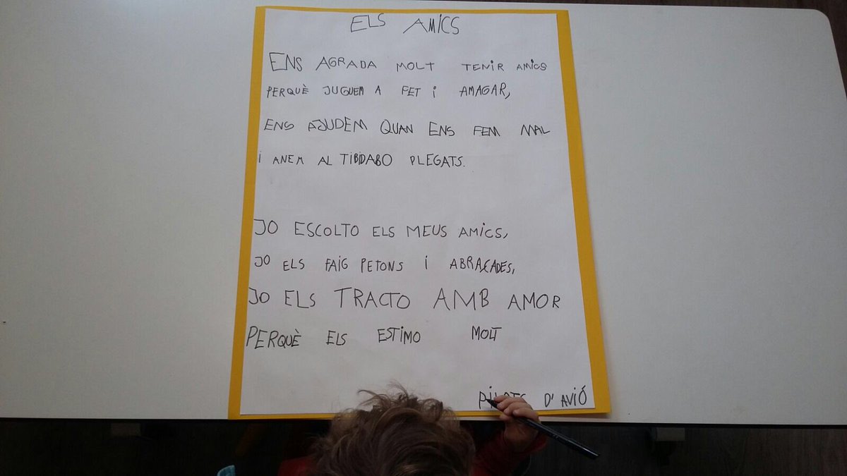 Claullp_s's tweet photo. A Virolai Petit hem celebrat la setmana de la poesia recitant poemes i compartint grans i petits @EscolaVirolai #setmanadelapoesia https://t.co/EBtFz6AxLg