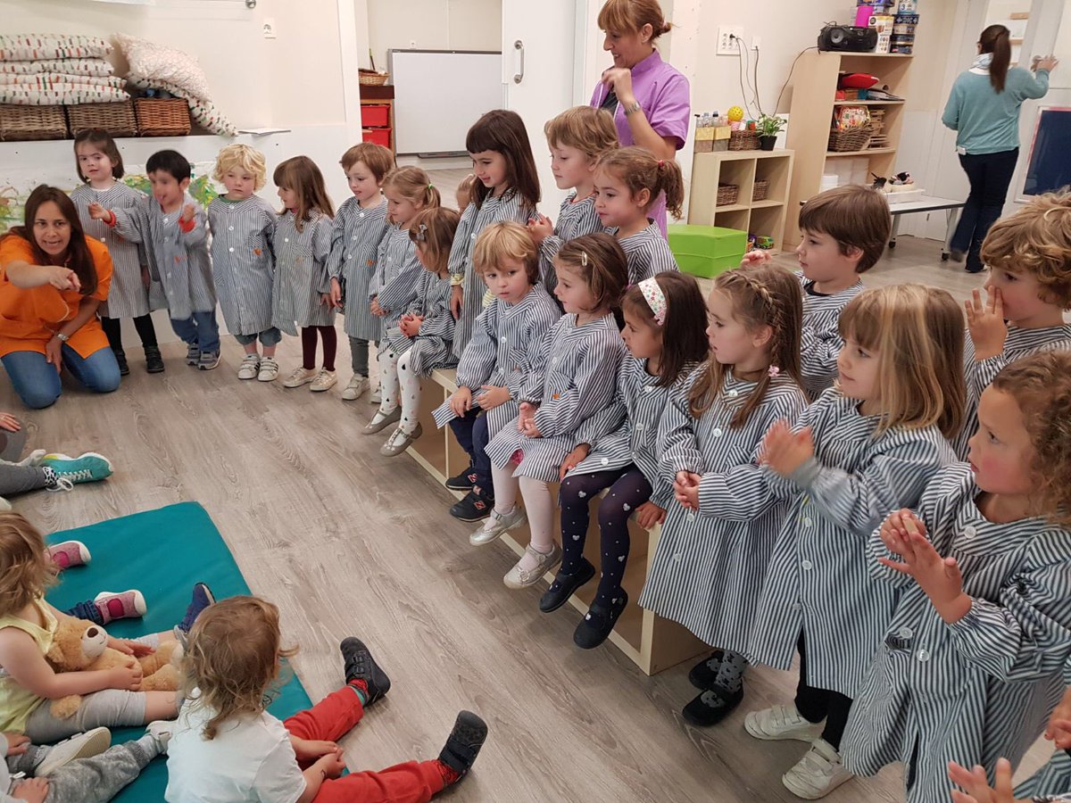 Claullp_s's tweet photo. A Virolai Petit hem celebrat la setmana de la poesia recitant poemes i compartint grans i petits @EscolaVirolai #setmanadelapoesia https://t.co/EBtFz6AxLg