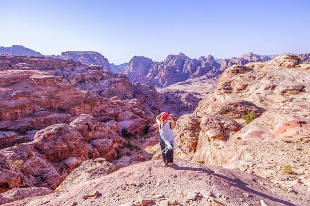 alittlenomad's tweet photo. The desert never fails to disappoint me! Isn't the landscape in Petra absolutely amazing? You should put it on your bucket list for sure - or have you been already?
#jordan #jordanian #jordanien #petrajordan #petra #wadimusa #sevenwonders #worldwonder #visitjordan #explorej… https://t.co/OZQILkmebC