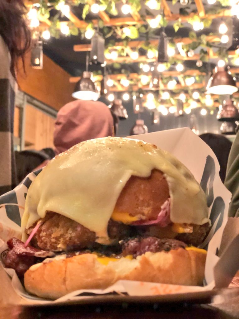mrciroandres's tweet photo. El lunes fui a probar la "Madurita" en Gratin Burger. Interesante combinación de carne, tocineta ahumada, platano maduro tempurizado en panko, sour cream de siracha levemente picante, cebolla roja con aderezo de limón y cilantro y queso gratinado sobre el pan. #BugerMasterCO https://t.co/wKSOEwcdi9