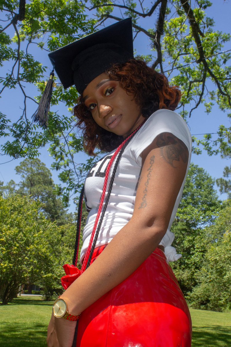 tyreesemichelle's tweet photo. “Out my feelings, in my business” 👩🏽‍🎓 
All my mistakes paid off ‼️ 
🗣MAMA WE MADE IT ✊🏽💕™️ 
#GRADSZN #MAY5thME #BLACKGIRLSGRADUATE #DEGREEDUP✍🏽

@DJ_Husani My Shooter 📸
@zyaishajane Styled Me 👗
@IAMKINGAZARIAH Beat My Face https://t.co/dxRDoevBtZ