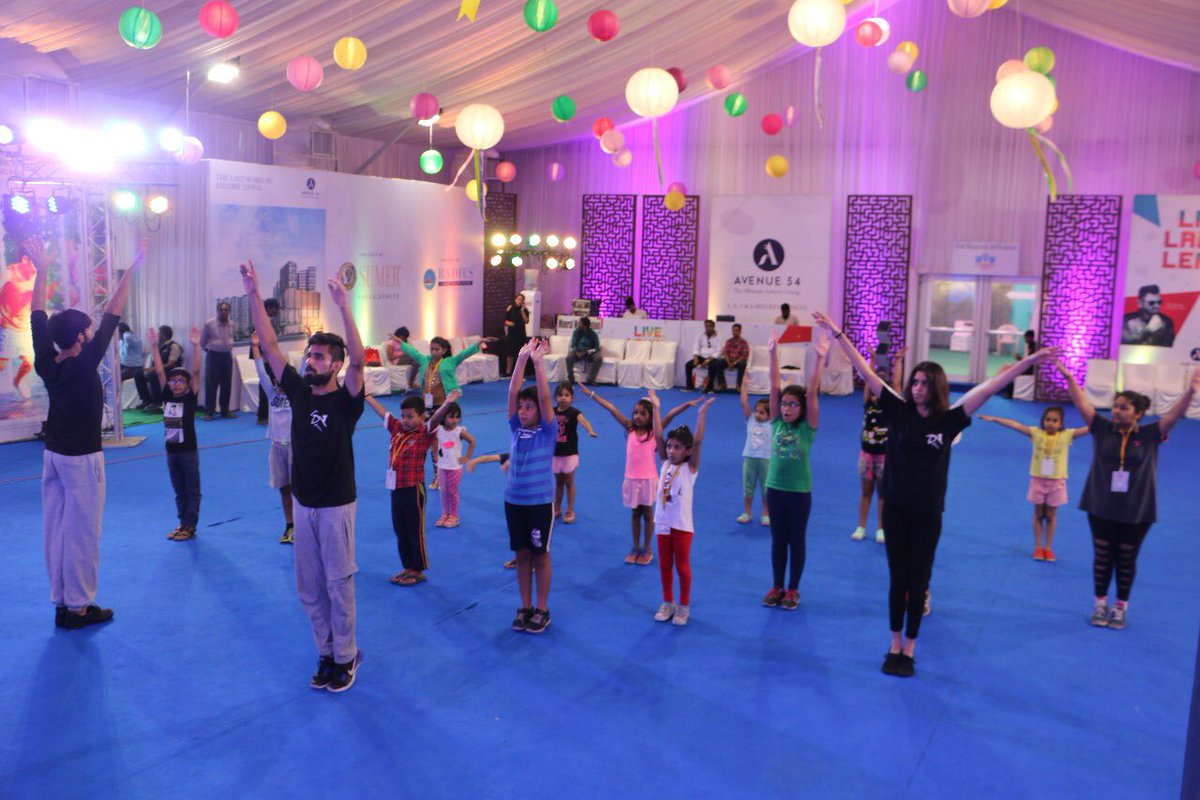 summerfest54's tweet image. And the day ended on a high at #SantacruzSummerfest. What a phenomenal fun Thursday it was. We'll see you same place tomorrow. #Avenue54 #RadiusDevelopers @DabbooRatnani @radiusdeveloper @TDXMumbai @Mickeymehta