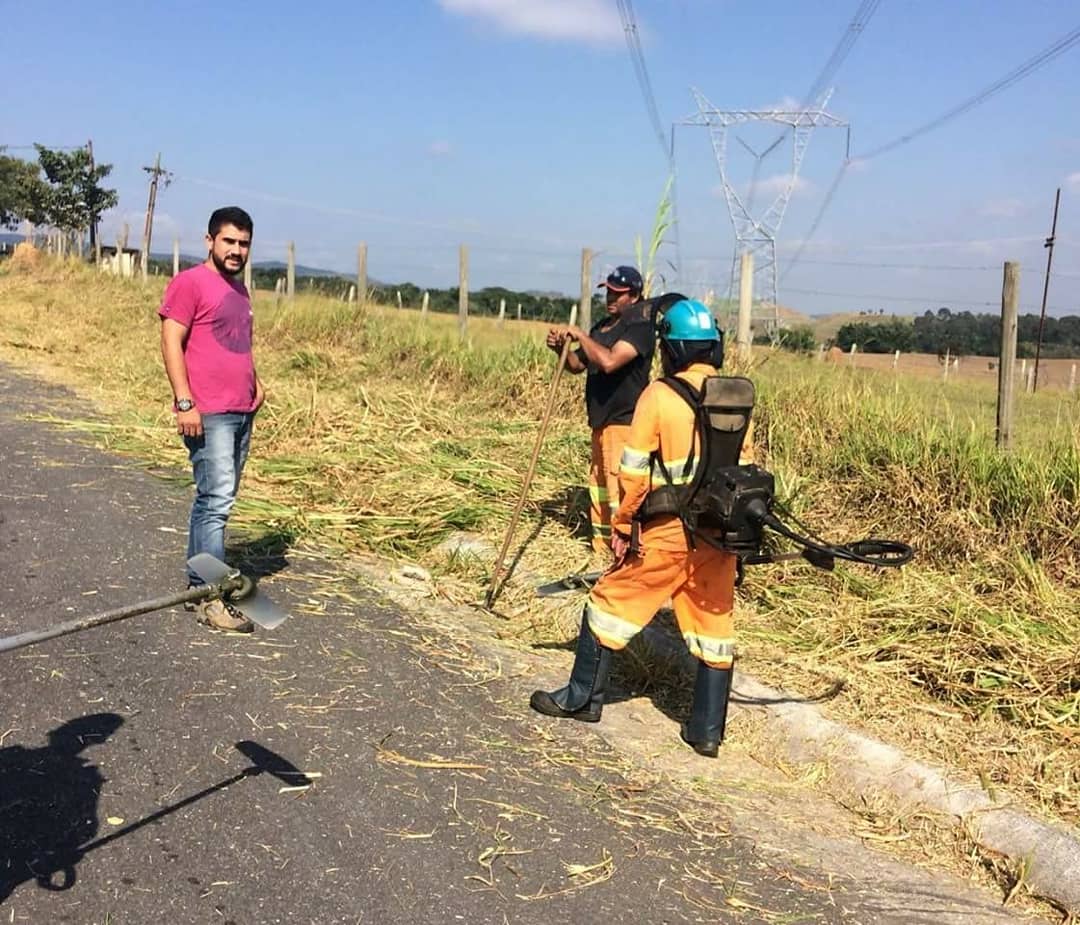 helionishimoto's tweet photo. Após um pedido do vereador Henrique, de Jambeiro, solicitei ao DER que fosse feito a roçada e manutenção das margens da SP-103, que liga o município a Caçapava. Os trabalhos começaram hoje!
#HélioNishimoto #UmTrabalhoBaseadoNaÉtica #Trabalho #Jambeiro #Caçapava #Transporte https://t.co/SDW4eMqqlC