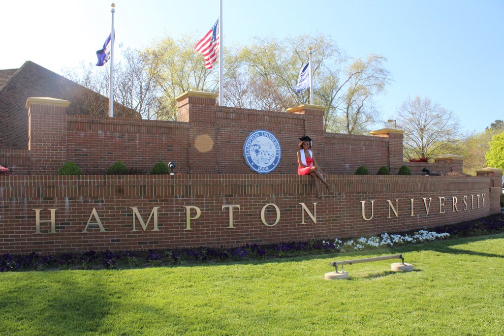 _SimplyPink_'s tweet image. &amp;amp; Just like that it's over...Undergrad complete 👩🏾‍🎓 🙌🏽🎉 
#HamptonU #HBCUgrad #Blackgirlsgraduate