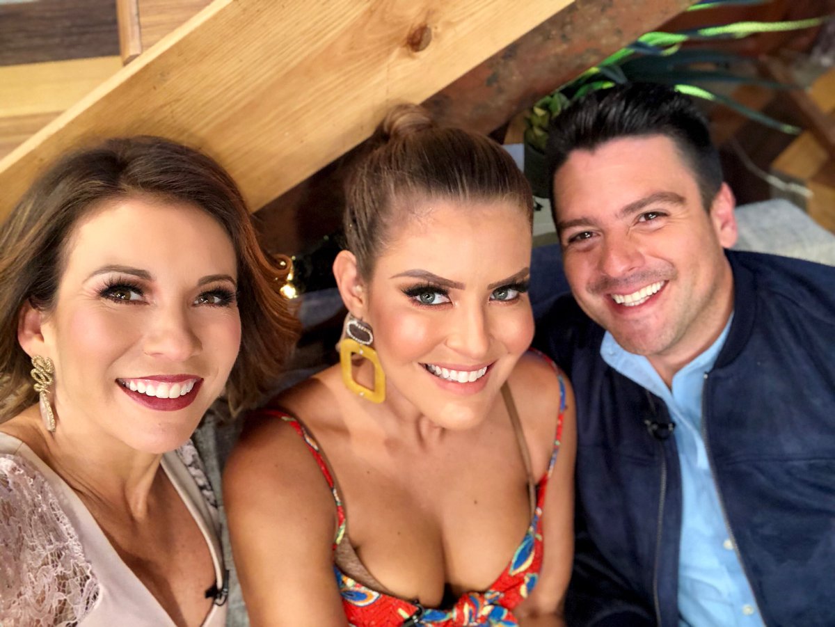 ingridcoronado's tweet photo. Quiri y mi Vaneee!!! Los quiero @VZCR @cquirarte 👏🏻💕 https://t.co/SMg5CMg8Sh