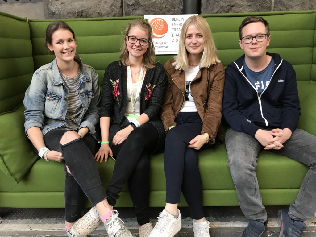 greensofa_betd's tweet photo. Der #Klimawandel ist real und geht jeden etwas an! - @NadineMargane @MalickVol99 @vivilndskrn &amp; @gesahus @greensofa_betd at #rp18 https://t.co/GFe69gqGdL