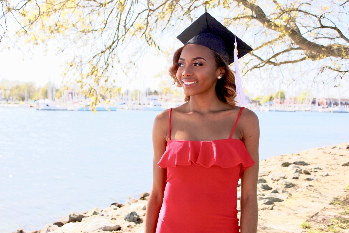 _SimplyPink_'s tweet image. &amp;amp; Just like that it's over...Undergrad complete 👩🏾‍🎓 🙌🏽🎉 
#HamptonU #HBCUgrad #Blackgirlsgraduate