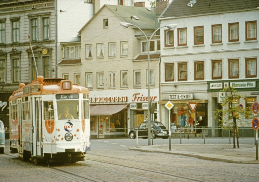 #Ottensen #Straßenbahn am #AlmaWartenbergPlatz damals Friedenseichenplatz um 1970. Foto: #StadtteilarchivOttensen OBV-Archiv