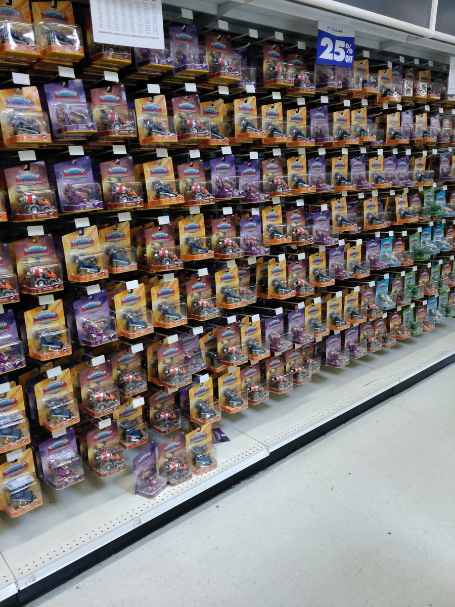 AceinetBrian's tweet photo. I'll assume Skylanders will be the only items left once the doors close. #toysrus https://t.co/hH1v7OzlLQ