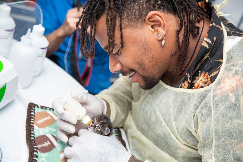 GoodfriendC's tweet photo. Arizona Cardinals defensive lineman Robert Nkemdiche spent yesterday volunteering at the Arizona Humane Society @azhumane Bottle Baby Intensive Care Unit, a 24-hour operation devoted to caring for & feeding orphaned kittens #fox10phoenix @AZCardinals #kitten 🙂 https://t.co/TyFFDzgEZs