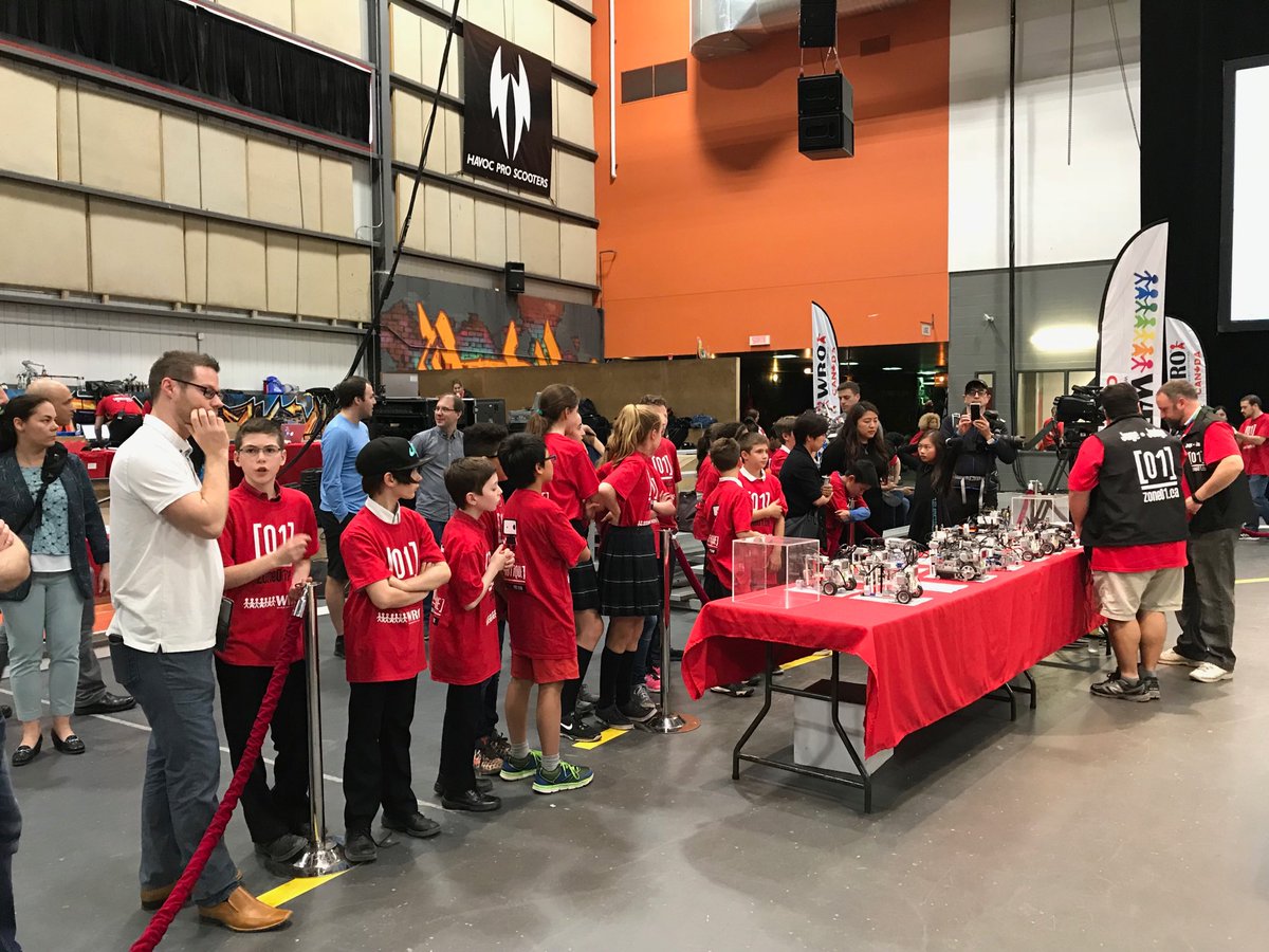 maulamm's tweet photo. Inspection des robots: la tension est palpable. Des heures et des heures de conception et de travail sous la loupe des juges. #growthmindset #effort #perseverance #febrilite #robotiquezone01 #5c21 #eduqc https://t.co/XOi9lItxI5