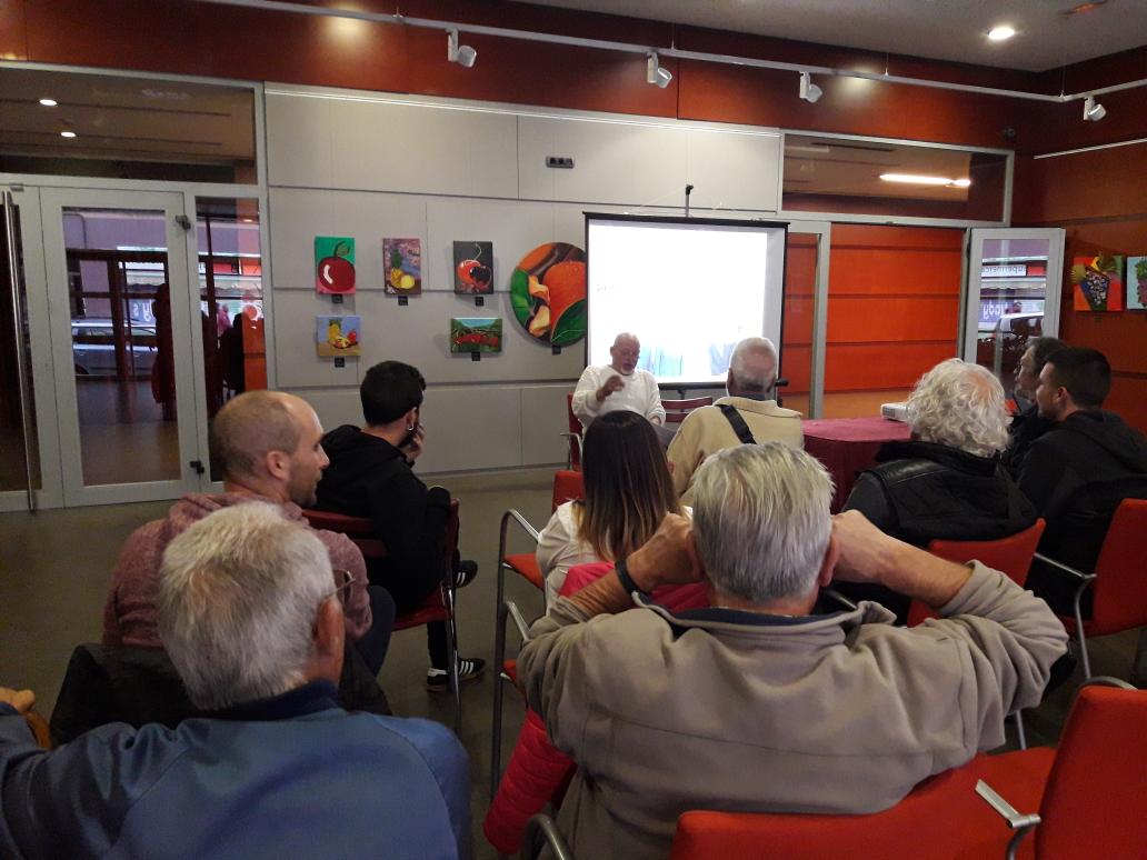 CUP_MiR's tweet photo. Comencem la xerrada lluites obreres i pensions dignes!
#MontcadaAnticapitalista #CapgiremMontcada #Pensions #CUPMiR #LluitaObrera https://t.co/zv7rdZkjqR
