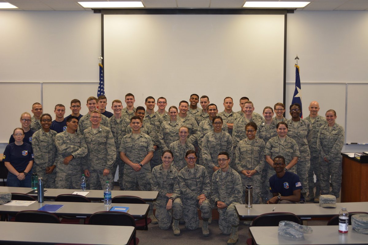 det_847's tweet photo. LEADERSHIP LABORATORY 15:

Change of Command ceremony. 
We say good bye to C/Ashley Wellman and welcome C/Rowan Upton.

Awards
PFA and honor guard https://t.co/mMhxFtkS2x