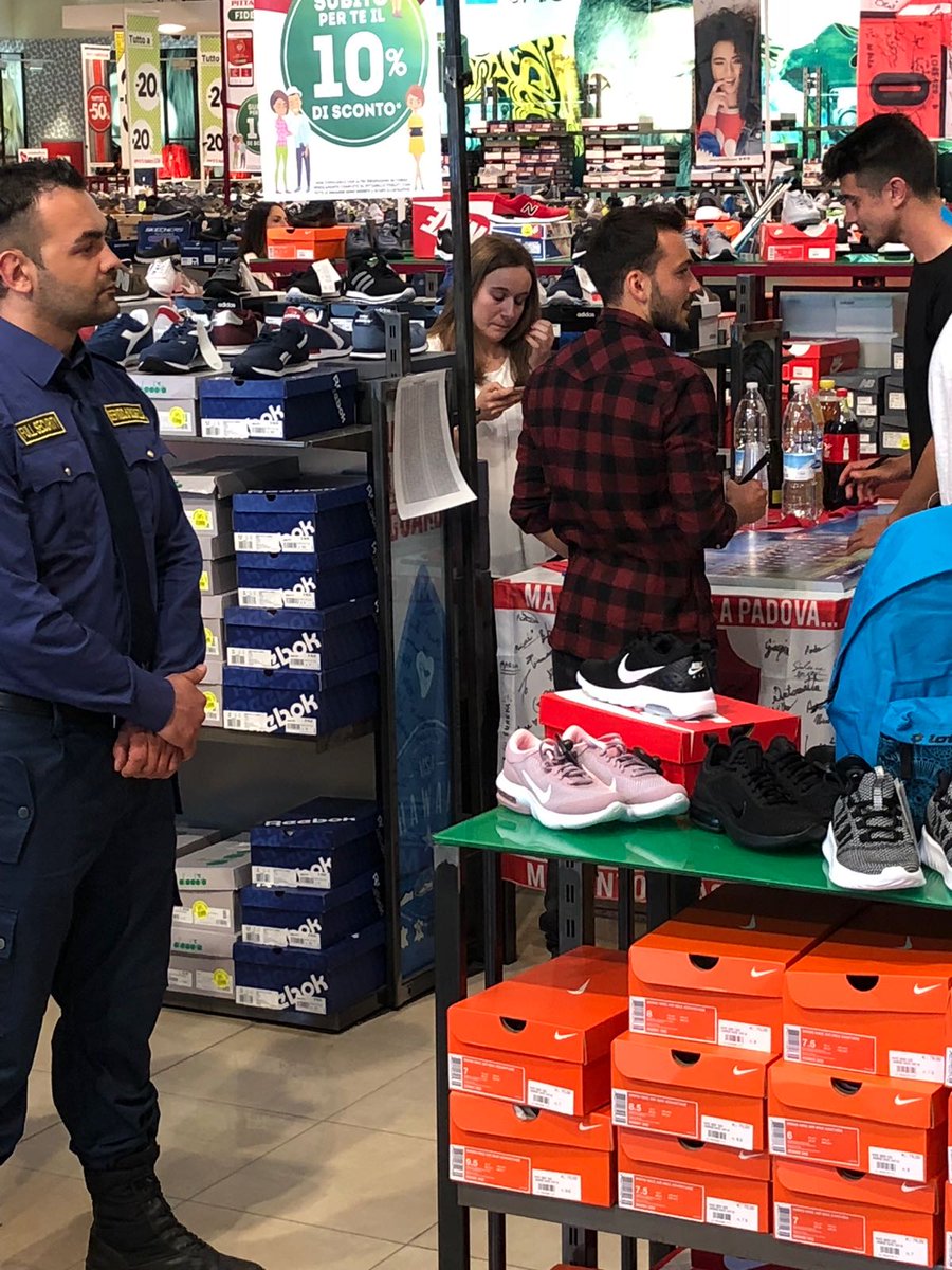 FullSecurityweb's tweet image. FULL SECURITY, live dal Megastore @PITTARELLOcom @mpittarello 
Il Calcio Padova festeggia la promozione in serie B!