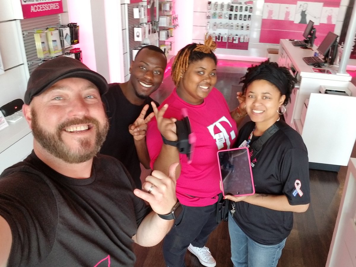 LanceHelmsNYL's tweet photo. Doing new hire virtual training with cameras and utilizing all tools during this store Visit in our @GPMobileTPR store in Tega Cay, SC. #gpready2018 @JoshDavisGP @ldomek1 @BrianHutmacher @DutchWermuth @JohnLegere @JonFreier https://t.co/ESVtZxMiZd