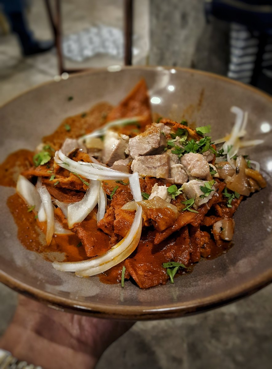 Elbuencomermxx's tweet photo. Estamos de visita en #Puebla en @comalcocina probando los chilaquiles colorados, y el tlacoyo de chicharron prensado 🤤. Están abiertos de 8am a 12am 👏 #ElBuenComerMx https://t.co/maum24PgX8