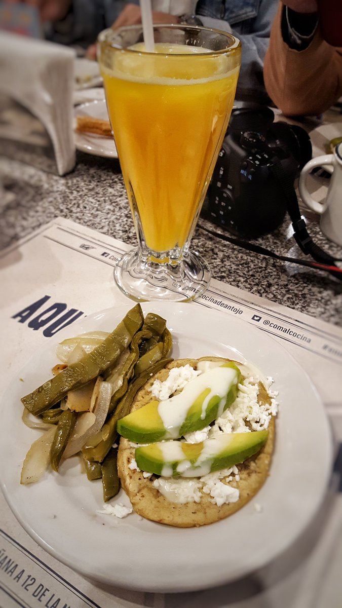 Estamos de visita en #Puebla en <a href="/comalcocina/">Comal Cocina Antojo</a> probando los chilaquiles colorados, y el tlacoyo de chicharron prensado 🤤. Están abiertos de 8am a 12am 👏 #ElBuenComerMx