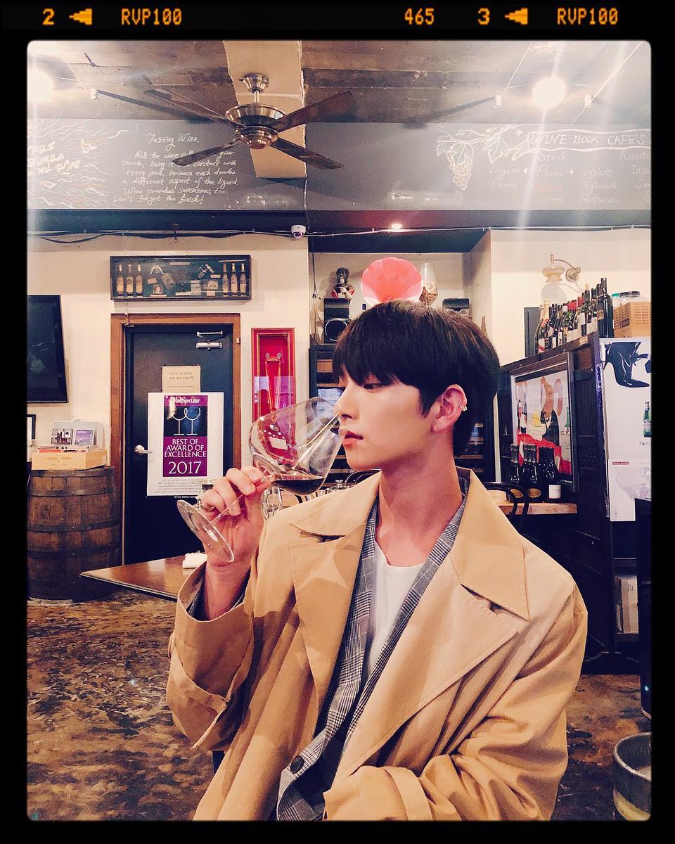 SVTPortugal's tweet photo. [IG] 180503 - Atualização no Instagram do Joshua

Vinho 🍷 #vinhocomomeuirmão #copodevinho @/xuminghao_o https://t.co/OBbQ9cjySM