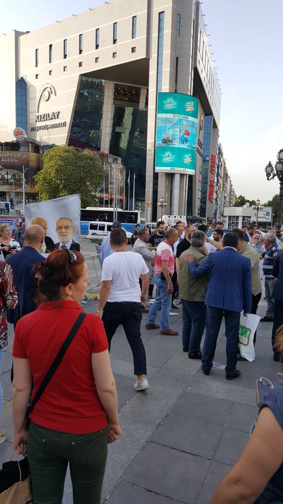 Bir grup Akp'li, Saadet Partisi standını basıp yaşları 60–70 arasında değişen insanlara tekme tokat saldırdı.
16 senede yaptıkları tek şey babası hatta dedesi yaşında insanlara saldıracak kadar ahlaksız bir nesil yetiştirmek oldu.