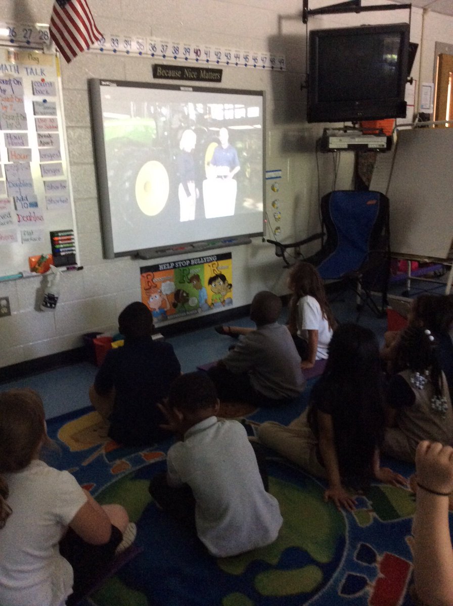 tracycamp0906's tweet photo. First grade learning all about tractors. #agexplorer @DiscoveryEd https://t.co/3fNE7qYO3t