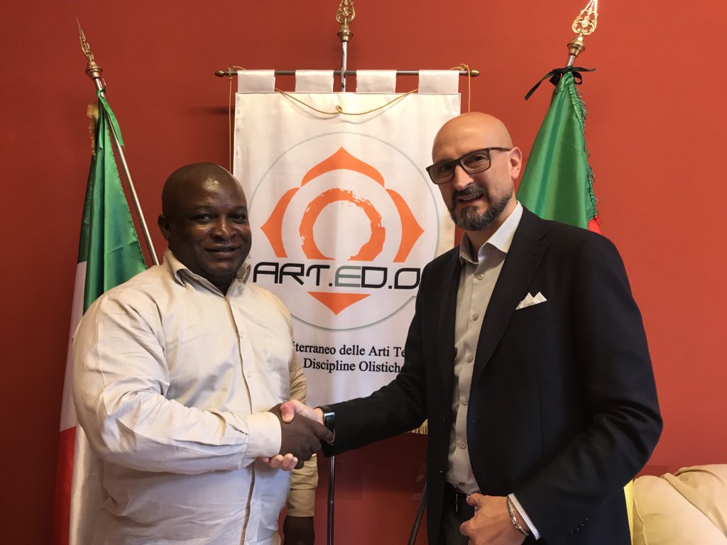 stefano997's tweet photo. [ACCORDO INTERCONTINENTALE SULLE ARTI TERAPIE]
E ora è tutto siglato e definito!

A giugno si parte in #Africa con i primi corsi di #Artedo in #ArtiTerapie. Iniziamo con Camerun e Senegal. 

Buon lavoro e ufficialmente benvenuti, amici di #ArtedoAfrique.

#AccadeSoloInArtedo https://t.co/YtWAMxcaCX