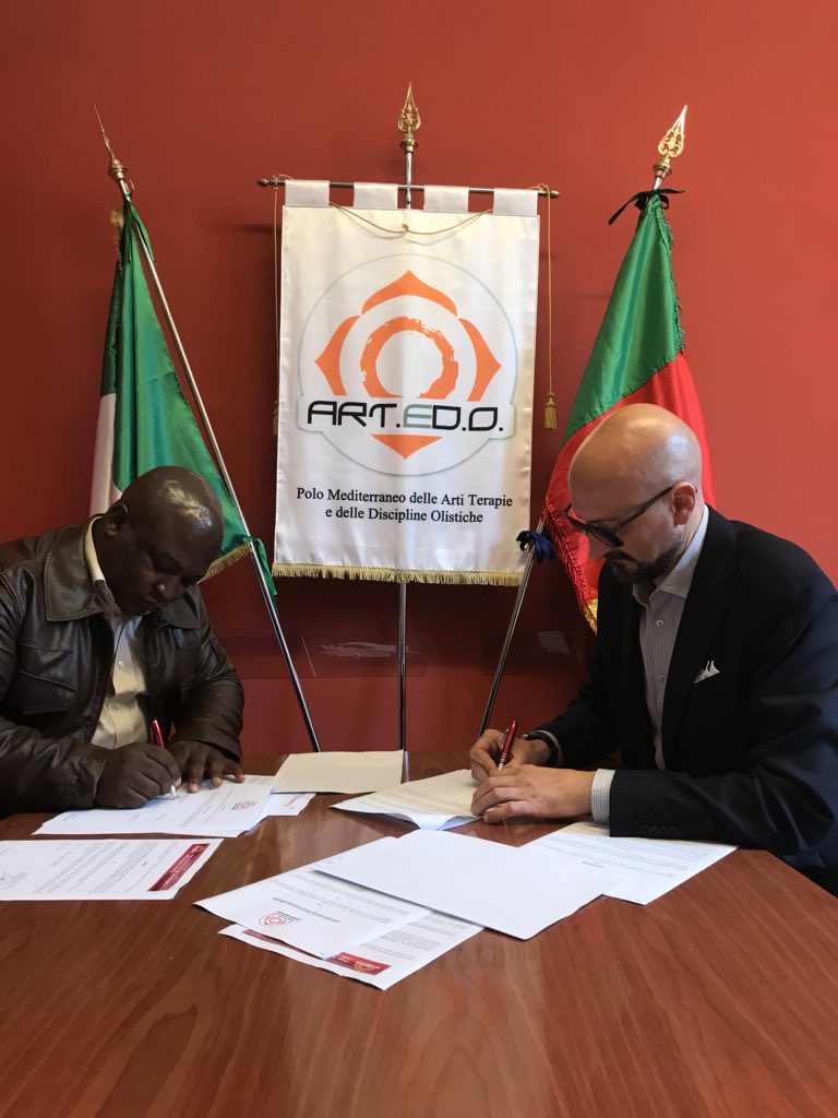 stefano997's tweet photo. [ACCORDO INTERCONTINENTALE SULLE ARTI TERAPIE]
E ora è tutto siglato e definito!

A giugno si parte in #Africa con i primi corsi di #Artedo in #ArtiTerapie. Iniziamo con Camerun e Senegal. 

Buon lavoro e ufficialmente benvenuti, amici di #ArtedoAfrique.

#AccadeSoloInArtedo https://t.co/YtWAMxcaCX