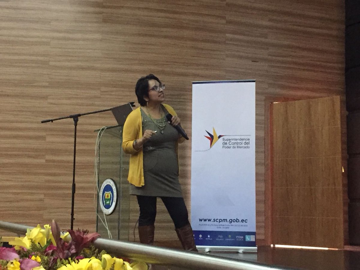 Dra. María Belén Mena, presidenta de la Comisión Nacional
 de Medicamentos e Insumos, expone sobre la "Importancia de los Medicamentos Genéricos en la Salud farmacológica de un país".