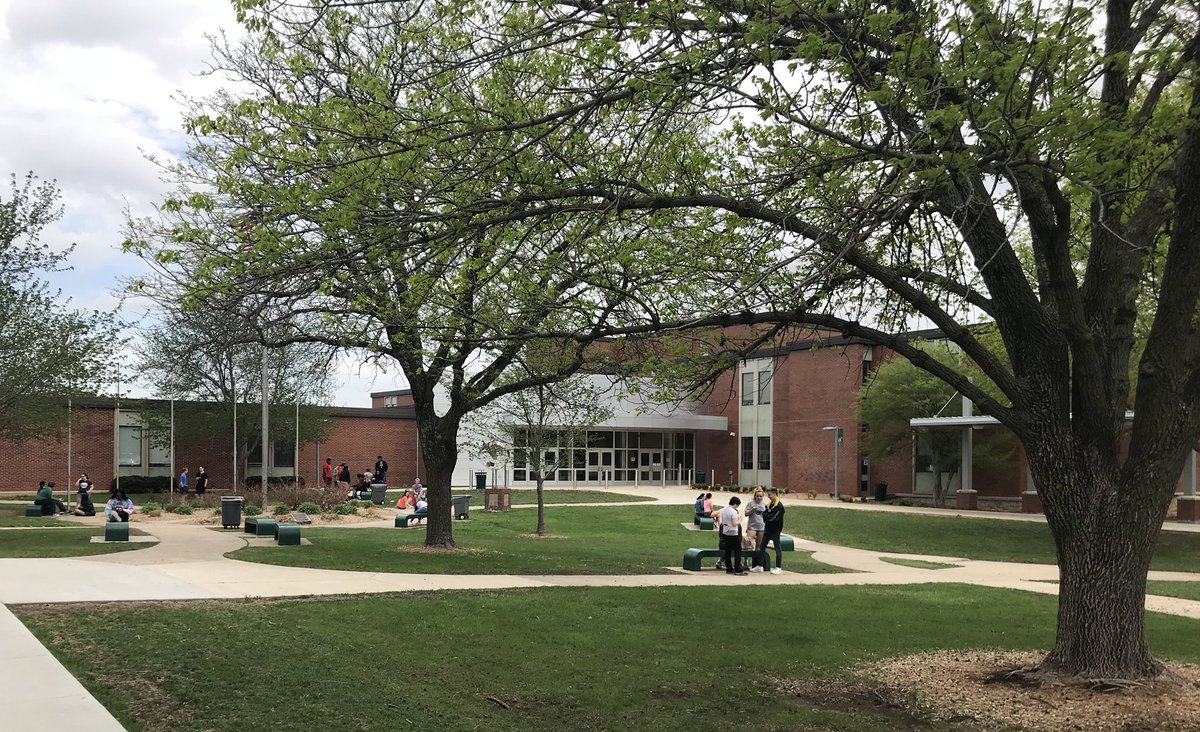 SMSouthTDain's tweet photo. Beautiful day for lunch in the SM South courtyard! Remember this Saturday is our annual SMS Fathers Connection Campus Clean-Up from 9-11am! #RaiderPride @theSMSD #BringDad #BringARake https://t.co/NQEu1Tmbr2