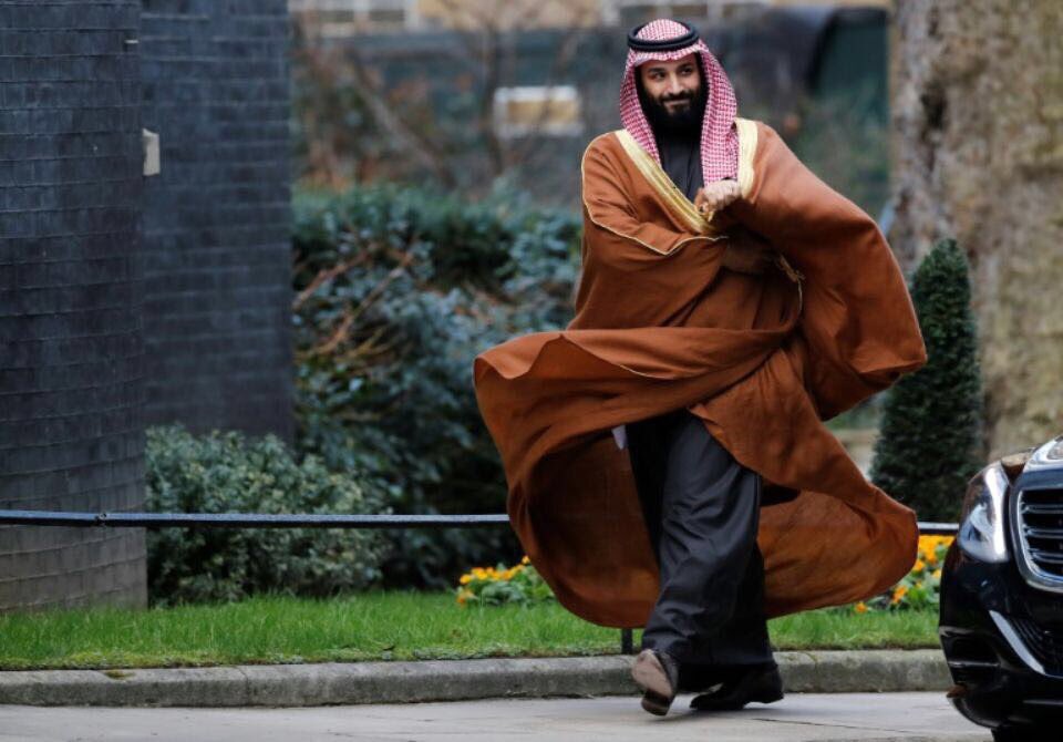 AlharthiFawaz's tweet photo. "سنعود إلى ما كنا عليه، سنعيش حياة طبيعية، تترجم ديننا السمح وعاداتنا الطيبة، ونتعايش مع العالم، ونساهم في تنمية وطننا"
ولي العهد #محمد_بن_سلمان https://t.co/wzvSPQIOtC