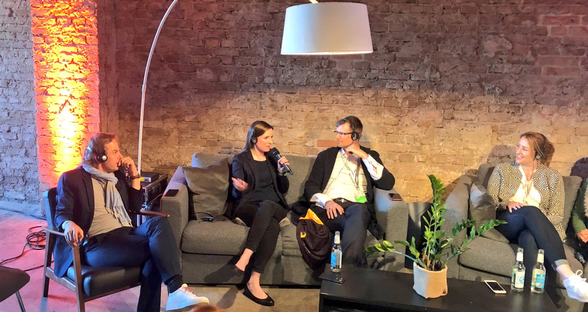bastithomas83's tweet photo. Beim Thema Digital Literacy haben wir ein Übersetzungsproblem – wir müssen vermitteln, dass es ohne Digitalkompetenz zukünftig keine Employability mehr gibt, meint @ihoelt beim #BerlinDWM auf dem #DGFPc18 https://t.co/IwWax7ZMW3