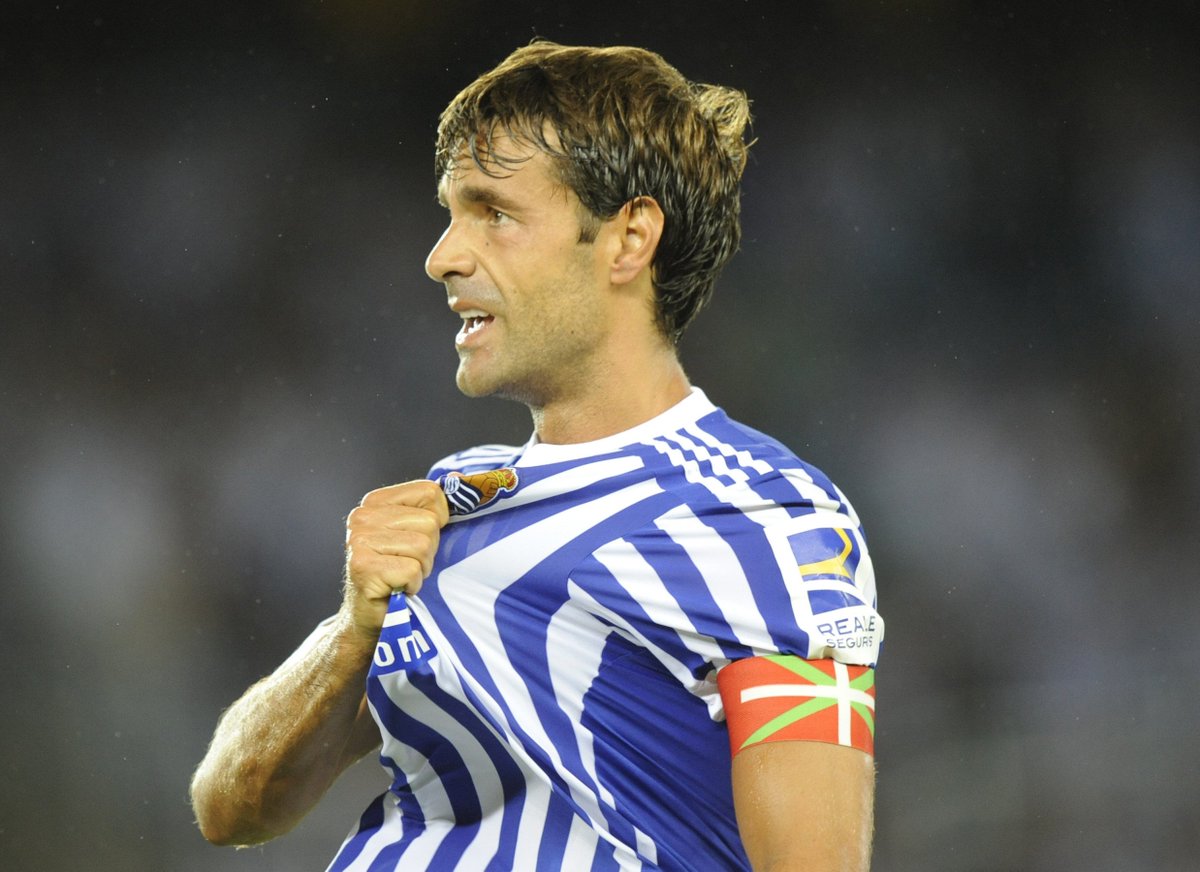 SevillaFC's tweet photo. Una lástima que por lesión Xabi Prieto no haya podido ser despedido como hubiéramos querido en el Sánchez-Pizjuán. Todo nuestro respeto y admiración para un gran capitán, hombre de un solo club y una auténtica leyenda de la @RealSociedad. Zorte on zure etapa berrian, Xabi! https://t.co/VbXeELQSdJ