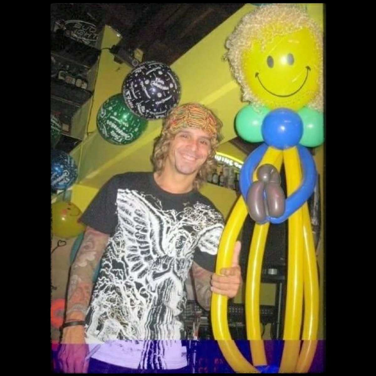 renevelazco_col's tweet photo. Y nuestro recuerdo fue hace unos añitos! Será que @rene_velazco recuerda donde fue? 🤔 #ElDeshojador #ConTuLuz 💚 por allá en el 2009 #TeEsperamos en Colombia 🇨🇴 #tbt https://t.co/w2vL9Xm3Vb